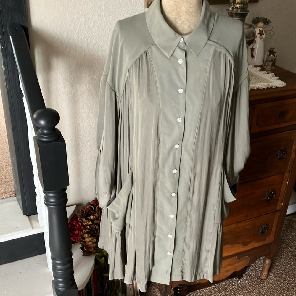 Free People swag long women’s shirt. Features two side pockets.